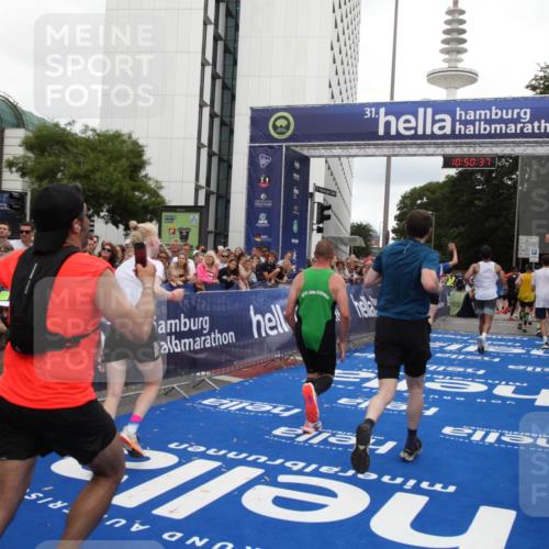 29.06.2025 - hella hamburg halbmarathon Michael Strokosch http://msf.ph/oto/8225541 29.06.2025 10:50:36 Ziel 1750, 3414, 4127, 5447, 6282, 7397, 8153, 8576, 11214, 11455, 12624, 13812, 14626, 15803, 16806, 17179, 17247, 17319, 18006 meine-sportfotos.de