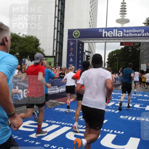 29.06.2025 - hella hamburg halbmarathon Michael Strokosch http://msf.ph/oto/8225553 29.06.2025 10:50:37 Ziel 1399, 1750, 3414, 4127, 4346, 5447, 6282, 7397, 7786, 8153, 8576, 9057, 11214, 11455, 13812, 14626, 15519, 15803, 16806, 17179, 17247, 17319, 18006 meine-sportfotos.de
