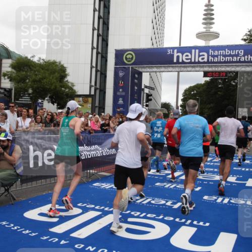 29.06.2025 - hella hamburg halbmarathon Michael Strokosch http://msf.ph/oto/8225656 29.06.2025 10:50:38 Ziel 1399, 1750, 3414, 4346, 5447, 6282, 6662, 7397, 7786, 8153, 8576, 9057, 11214, 13808, 13812, 13875, 14626, 15519, 15803, 16806, 17179, 17247, 17319, 18006 meine-sportfotos.de