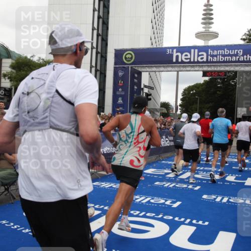 29.06.2025 - hella hamburg halbmarathon Michael Strokosch http://msf.ph/oto/8225695 29.06.2025 10:50:39 Ziel 1399, 1750, 3414, 4346, 5447, 6282, 6662, 7397, 7583, 7786, 8153, 8576, 9057, 11214, 13808, 13812, 13875, 15519, 15803, 16291, 16806, 17179, 17247, 18006, 18413 meine-sportfotos.de
