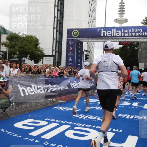 29.06.2025 - hella hamburg halbmarathon Michael Strokosch http://msf.ph/oto/8225713 29.06.2025 10:50:40 Ziel 1399, 1750, 3414, 4346, 5447, 6282, 6662, 7397, 7583, 7786, 8576, 9057, 11214, 13808, 13812, 13875, 15519, 15803, 16291, 16806, 17179, 17247, 18006, 18413 meine-sportfotos.de