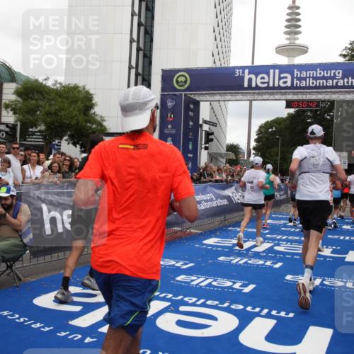 29.06.2025 - hella hamburg halbmarathon Michael Strokosch http://msf.ph/oto/8225720 29.06.2025 10:50:40 Ziel 1399, 1750, 3414, 4346, 5447, 6282, 6662, 7397, 7583, 7786, 8576, 9057, 11214, 13808, 13812, 13875, 15519, 15803, 16291, 16806, 17179, 17247, 18006, 18413 meine-sportfotos.de