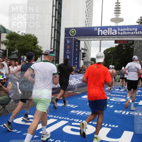 29.06.2025 - hella hamburg halbmarathon Michael Strokosch http://msf.ph/oto/8225729 29.06.2025 10:50:41 Ziel 1399, 1750, 4346, 6282, 6662, 6712, 7397, 7583, 7786, 8576, 9057, 11214, 13808, 13812, 13875, 15519, 15803, 16291, 16806, 17179, 17247, 18006, 18413, 18820 meine-sportfotos.de