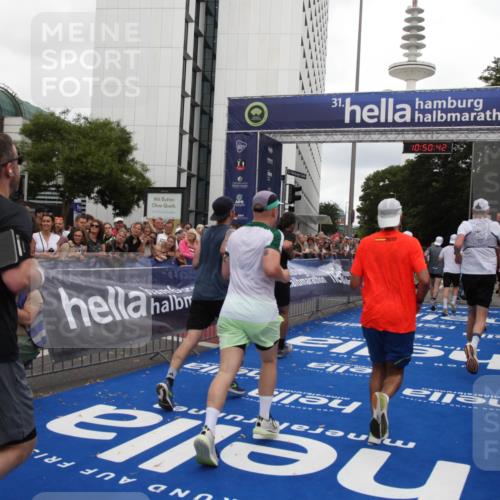 29.06.2025 - hella hamburg halbmarathon Michael Strokosch http://msf.ph/oto/8225739 29.06.2025 10:50:41 Ziel 1399, 1750, 4346, 6282, 6662, 6712, 7397, 7583, 7786, 8576, 9057, 11214, 13808, 13812, 13875, 15519, 15803, 16291, 16806, 17179, 17247, 18006, 18413, 18820 meine-sportfotos.de