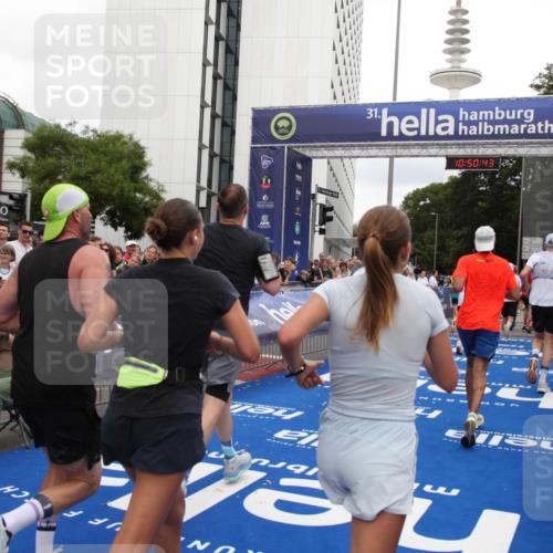 29.06.2025 - hella hamburg halbmarathon Michael Strokosch http://msf.ph/oto/8225750 29.06.2025 10:50:42 Ziel 1399, 1750, 4346, 6282, 6662, 6712, 7134, 7397, 7583, 7786, 7952, 8576, 9057, 11214, 11356, 13701, 13808, 13812, 13875, 15519, 15803, 16291, 16806, 17179, 17247, 18006, 18413, 18820 meine-sportfotos.de