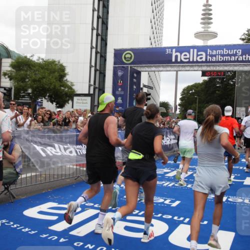 29.06.2025 - hella hamburg halbmarathon Michael Strokosch http://msf.ph/oto/8225757 29.06.2025 10:50:42 Ziel 1399, 1750, 4346, 6282, 6662, 6712, 7134, 7397, 7583, 7786, 7952, 8576, 9057, 11214, 11356, 13701, 13808, 13812, 13875, 15519, 15803, 16291, 16806, 17179, 17247, 18006, 18413, 18820 meine-sportfotos.de