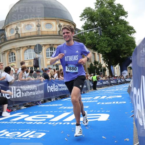 29.06.2025 - hella hamburg halbmarathon Strokosch-Dieckow http://msf.ph/oto/8225780 29.06.2025 10:30:55 Ziel 7880, 9381, 16508 meine-sportfotos.de