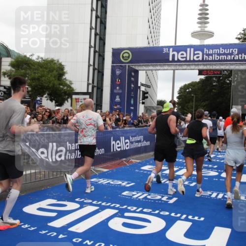 29.06.2025 - hella hamburg halbmarathon Michael Strokosch http://msf.ph/oto/8225781 29.06.2025 10:50:43 Ziel 1399, 1750, 2788, 4346, 6662, 6712, 7134, 7583, 7786, 7952, 8576, 9057, 11214, 11356, 13701, 13808, 13875, 15519, 15803, 16291, 17179, 18006, 18413, 18820 meine-sportfotos.de