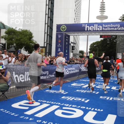 29.06.2025 - hella hamburg halbmarathon Michael Strokosch http://msf.ph/oto/8225792 29.06.2025 10:50:43 Ziel 1399, 1750, 2788, 4346, 6662, 6712, 7134, 7583, 7786, 7952, 8576, 9057, 11214, 11356, 13701, 13808, 13875, 15519, 15803, 16291, 17179, 18006, 18413, 18820 meine-sportfotos.de
