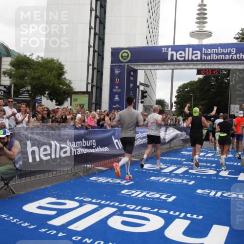 29.06.2025 - hella hamburg halbmarathon Michael Strokosch http://msf.ph/oto/8225862 29.06.2025 10:50:44 Ziel 1399, 1750, 2234, 2788, 4346, 6662, 6712, 7134, 7583, 7786, 7952, 9057, 11356, 13701, 13808, 13875, 15519, 16291, 18006, 18229, 18413, 18820 meine-sportfotos.de