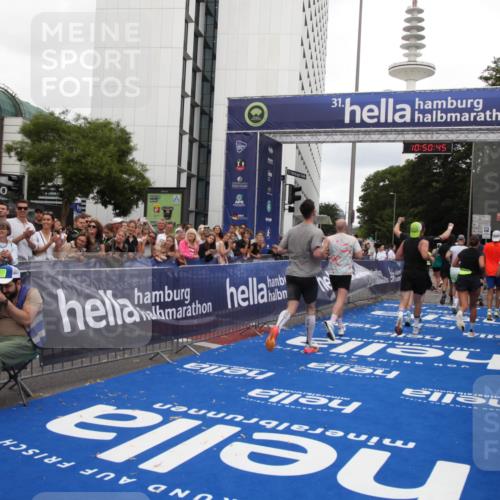 29.06.2025 - hella hamburg halbmarathon Michael Strokosch http://msf.ph/oto/8225907 29.06.2025 10:50:44 Ziel 1399, 1750, 2234, 2788, 4346, 6662, 6712, 7134, 7583, 7786, 7952, 9057, 11356, 13701, 13808, 13875, 15519, 16291, 18006, 18229, 18413, 18820 meine-sportfotos.de