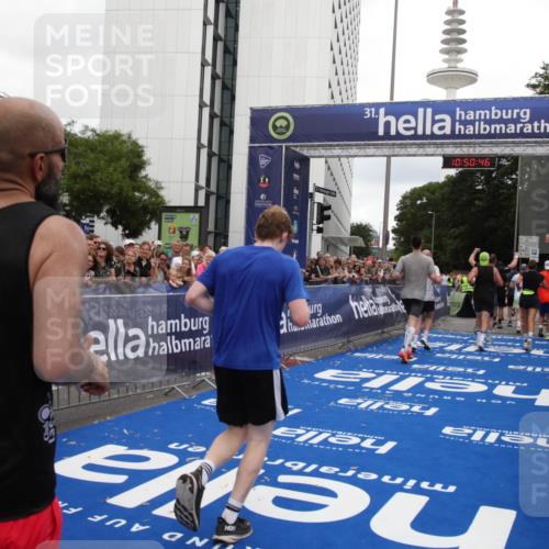 29.06.2025 - hella hamburg halbmarathon Michael Strokosch http://msf.ph/oto/8225937 29.06.2025 10:50:45 Ziel 1399, 2234, 2788, 4346, 6662, 6712, 7134, 7583, 7786, 7952, 9057, 11356, 13701, 13808, 13875, 15519, 16291, 17908, 18229, 18413, 18820 meine-sportfotos.de