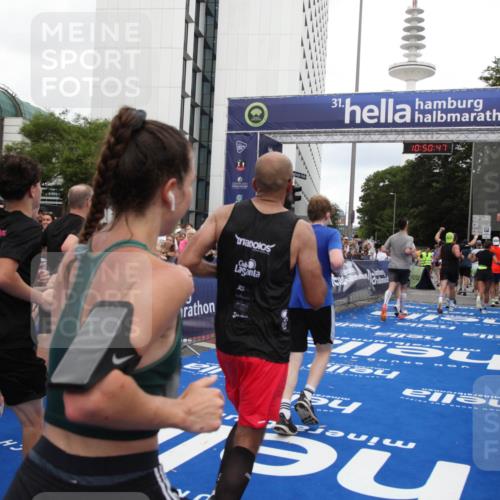 29.06.2025 - hella hamburg halbmarathon Michael Strokosch http://msf.ph/oto/8225955 29.06.2025 10:50:46 Ziel 1399, 2234, 2788, 4346, 6662, 6712, 7134, 7583, 7786, 7952, 8657, 9057, 11356, 13701, 13808, 13875, 15426, 15519, 15720, 16291, 17129, 17908, 18229, 18370, 18413, 18820 meine-sportfotos.de