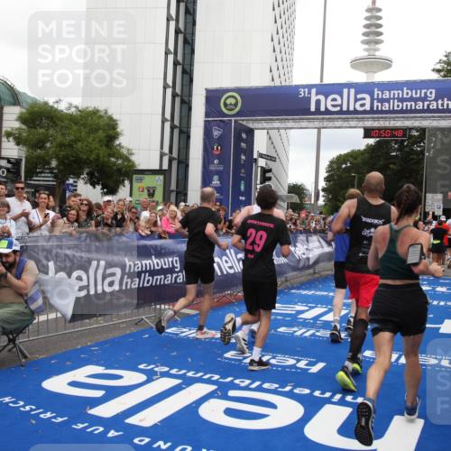 29.06.2025 - hella hamburg halbmarathon Michael Strokosch http://msf.ph/oto/8225986 29.06.2025 10:50:46 Ziel 1399, 2234, 2788, 4346, 6662, 6712, 7134, 7583, 7786, 7952, 8657, 9057, 11356, 13701, 13808, 13875, 15426, 15519, 15720, 16291, 17129, 17908, 18229, 18370, 18413, 18820 meine-sportfotos.de