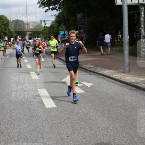 29.06.2025 - hella hamburg halbmarathon Yannick Fuchs http://msf.ph/oto/8225997 29.06.2025 10:33:24 20KM 1164, 2262, 2719, 2980, 3014, 3136, 3431, 4359, 5091, 5248, 6682, 6684, 7110, 8450, 8958, 9403, 10218, 11055, 11281, 11282, 11379, 11447, 12137, 13137, 13755, 13800, 14093, 14905, 15257, 15372, 15561, 15965, 16280, 17154, 17646, 17722, 18188, 18761, 19004, 19151 meine-sportfotos.de
