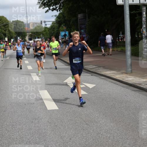 29.06.2025 - hella hamburg halbmarathon Yannick Fuchs http://msf.ph/oto/8226002 29.06.2025 10:33:24 20KM 1164, 2262, 2719, 2980, 3014, 3136, 3431, 4359, 5091, 5248, 6682, 6684, 7110, 8450, 8958, 9403, 10218, 11055, 11281, 11282, 11379, 11447, 12137, 13137, 13755, 13800, 14093, 14905, 15257, 15372, 15561, 15965, 16280, 17154, 17646, 17722, 18188, 18761, 19004, 19151 meine-sportfotos.de