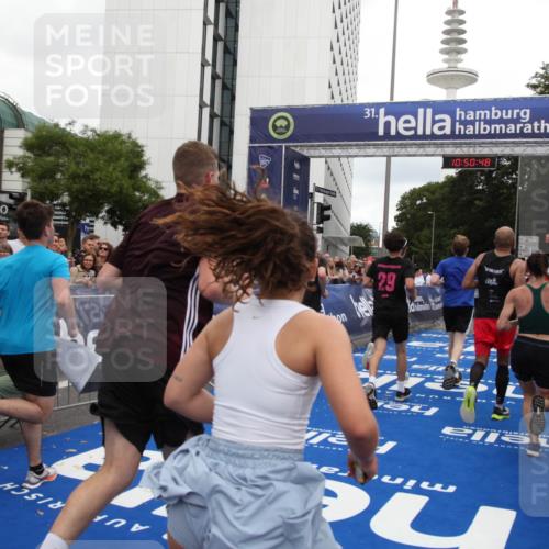 29.06.2025 - hella hamburg halbmarathon Michael Strokosch http://msf.ph/oto/8226007 29.06.2025 10:50:47 Ziel 2234, 2788, 5115, 6662, 6712, 7134, 7583, 7952, 8657, 11356, 13701, 13808, 13875, 15426, 15720, 16291, 17129, 17908, 18229, 18370, 18413, 18820 meine-sportfotos.de
