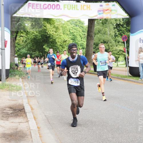 29.06.2025 - hella hamburg halbmarathon MichiJ http://msf.ph/oto/8226051 29.06.2025 10:25:29 Zwischen KM18-KM19 3959, 5315, 5961, 7152, 10852, 12051, 12168, 13972, 16158, 17217, 18357, 18824 meine-sportfotos.de