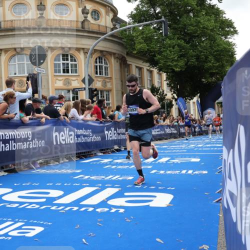 29.06.2025 - hella hamburg halbmarathon Strokosch-Dieckow http://msf.ph/oto/8226098 29.06.2025 10:31:09 Ziel 3201, 4812, 5826, 10017, 10298, 10929, 11857, 12232, 13754, 14450, 18177, 19042 meine-sportfotos.de
