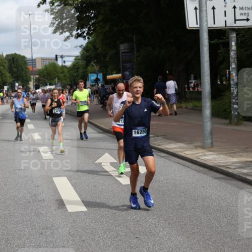 29.06.2025 - hella hamburg halbmarathon Yannick Fuchs http://msf.ph/oto/8226106 29.06.2025 10:33:25 20KM 1164, 2262, 2719, 2980, 3014, 3136, 3431, 4359, 5091, 5248, 6682, 6684, 8450, 8958, 9403, 10218, 11055, 11281, 11282, 11379, 11447, 12137, 13137, 13800, 14093, 14905, 15257, 15372, 15561, 15873, 15965, 16280, 17154, 17646, 17722, 18188, 18761, 19004, 19151 meine-sportfotos.de