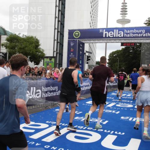 29.06.2025 - hella hamburg halbmarathon Michael Strokosch http://msf.ph/oto/8226120 29.06.2025 10:50:48 Ziel 2234, 2788, 5115, 6712, 7134, 7583, 7952, 8657, 11356, 13701, 15426, 15720, 16291, 17129, 17908, 18229, 18370, 18413, 18820 meine-sportfotos.de
