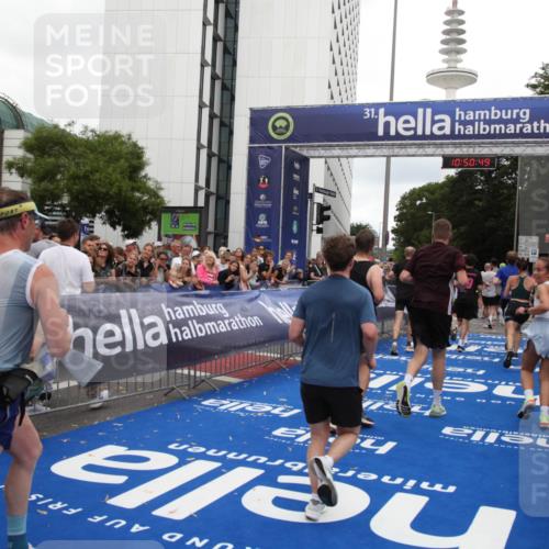 29.06.2025 - hella hamburg halbmarathon Michael Strokosch http://msf.ph/oto/8226139 29.06.2025 10:50:48 Ziel 2234, 2788, 5115, 6712, 7134, 7583, 7952, 8657, 11356, 13701, 15426, 15720, 16291, 17129, 17908, 18229, 18370, 18413, 18820 meine-sportfotos.de
