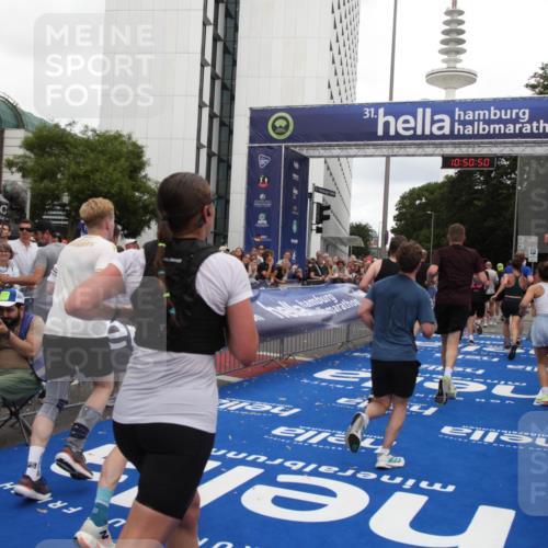 29.06.2025 - hella hamburg halbmarathon Michael Strokosch http://msf.ph/oto/8226152 29.06.2025 10:50:49 Ziel 2234, 2788, 5115, 6712, 7134, 7952, 8657, 11356, 13701, 15426, 15720, 17129, 17908, 18229, 18370, 18820 meine-sportfotos.de