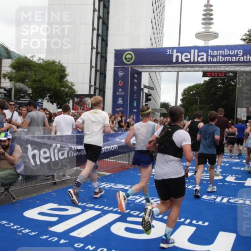 29.06.2025 - hella hamburg halbmarathon Michael Strokosch http://msf.ph/oto/8226162 29.06.2025 10:50:49 Ziel 2234, 2788, 5115, 6712, 7134, 7952, 8657, 11356, 13701, 15426, 15720, 17129, 17908, 18229, 18370, 18820 meine-sportfotos.de