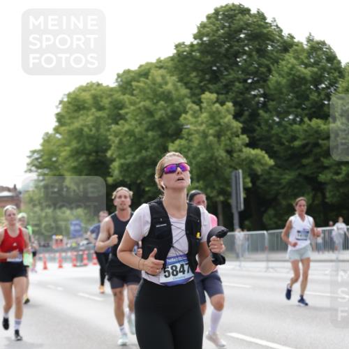 29.06.2025 - hella hamburg halbmarathon Jannik Wohlers http://msf.ph/oto/8226196 29.06.2025 10:27:39 Lombardsbrücke 1148, 5369, 5847, 6632, 7497, 8215, 9567, 11692, 11739, 12780, 12823, 12842, 13568, 13678, 13860, 14155, 15123, 15607, 15608, 16569, 16804, 18256 meine-sportfotos.de