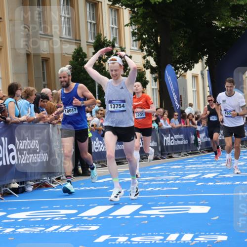 29.06.2025 - hella hamburg halbmarathon Strokosch-Dieckow http://msf.ph/oto/8226212 29.06.2025 10:31:12 Ziel 3201, 3955, 4812, 10017, 10298, 10929, 11857, 12232, 13754, 14450, 14548, 18177, 19042 meine-sportfotos.de
