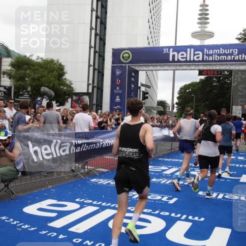 29.06.2025 - hella hamburg halbmarathon Michael Strokosch http://msf.ph/oto/8226234 29.06.2025 10:50:50 Ziel 2234, 2788, 5115, 6712, 7134, 7952, 8657, 10750, 11356, 13701, 15426, 15720, 17129, 17908, 18182, 18229, 18370, 18820 meine-sportfotos.de