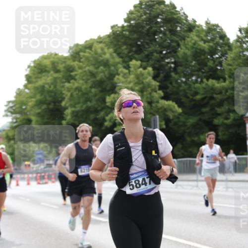 29.06.2025 - hella hamburg halbmarathon Jannik Wohlers http://msf.ph/oto/8226237 29.06.2025 10:27:40 Lombardsbrücke 1148, 5369, 5847, 6632, 7497, 8215, 9567, 11692, 11739, 12780, 12842, 13568, 13678, 13860, 14017, 14155, 15123, 15608, 18256 meine-sportfotos.de