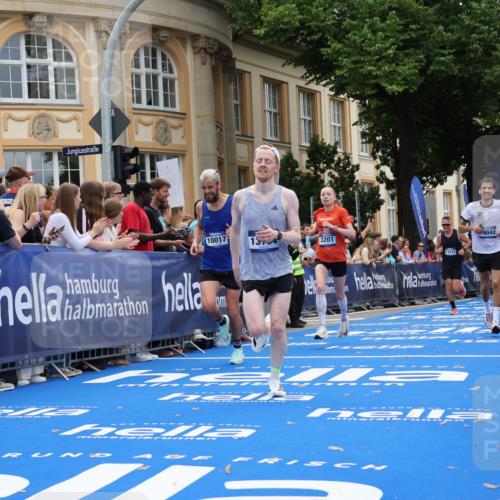 29.06.2025 - hella hamburg halbmarathon Strokosch-Dieckow http://msf.ph/oto/8226274 29.06.2025 10:31:13 Ziel 3201, 3955, 4812, 10017, 10298, 10929, 11857, 12232, 13754, 14450, 14548, 18177, 19042 meine-sportfotos.de