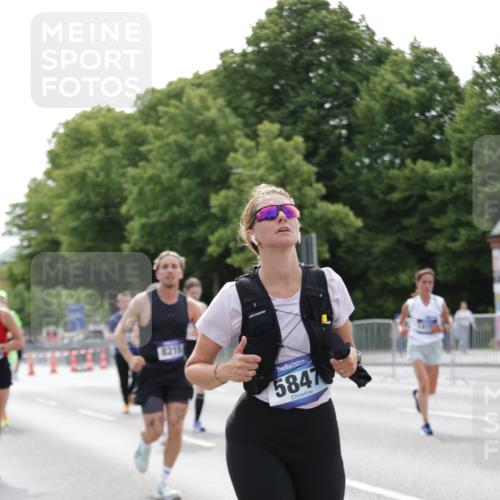 29.06.2025 - hella hamburg halbmarathon Jannik Wohlers http://msf.ph/oto/8226289 29.06.2025 10:27:40 Lombardsbrücke 1148, 5369, 5847, 6632, 7497, 8215, 9567, 11692, 11739, 12780, 12842, 13568, 13678, 13860, 14017, 14155, 15123, 15608, 18256 meine-sportfotos.de