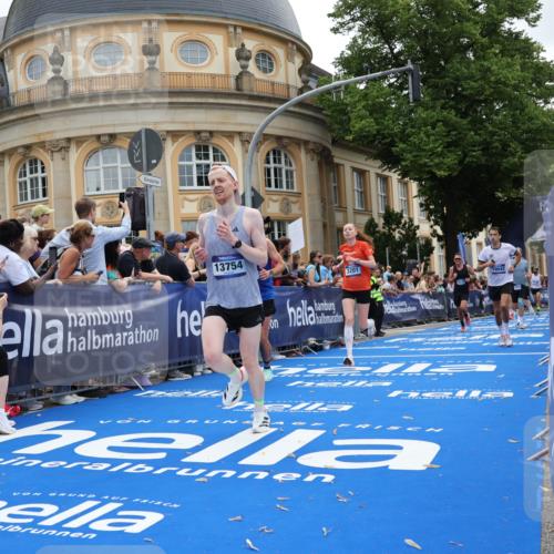 29.06.2025 - hella hamburg halbmarathon Strokosch-Dieckow http://msf.ph/oto/8226311 29.06.2025 10:31:13 Ziel 3201, 3955, 4812, 10017, 10298, 10929, 11857, 12232, 13754, 14450, 14548, 18177, 19042 meine-sportfotos.de