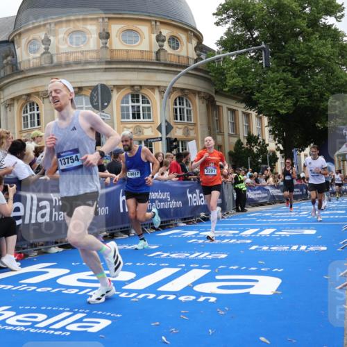 29.06.2025 - hella hamburg halbmarathon Strokosch-Dieckow http://msf.ph/oto/8226328 29.06.2025 10:31:14 Ziel 3201, 3955, 4812, 10017, 10298, 11857, 12232, 13754, 14450, 14548, 18177, 19042 meine-sportfotos.de