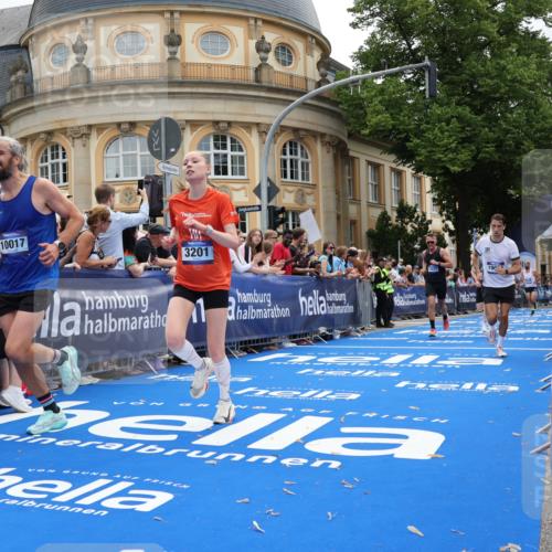 29.06.2025 - hella hamburg halbmarathon Strokosch-Dieckow http://msf.ph/oto/8226391 29.06.2025 10:31:15 Ziel 3201, 3955, 4812, 10017, 10298, 11857, 12232, 13754, 14450, 14548, 19042 meine-sportfotos.de