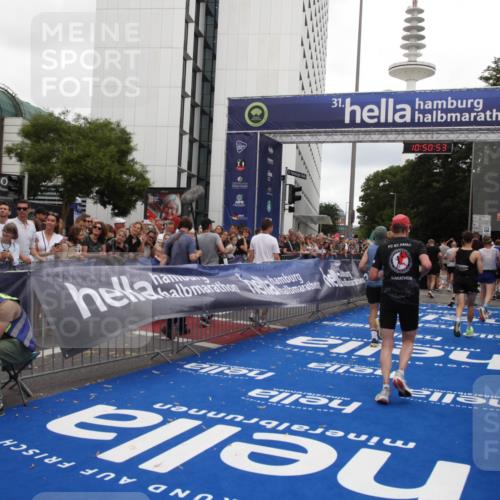 29.06.2025 - hella hamburg halbmarathon Michael Strokosch http://msf.ph/oto/8226399 29.06.2025 10:50:52 Ziel 2234, 2788, 3947, 4839, 5018, 5115, 7052, 8657, 10750, 15426, 15720, 17129, 17908, 18182, 18229, 18370 meine-sportfotos.de