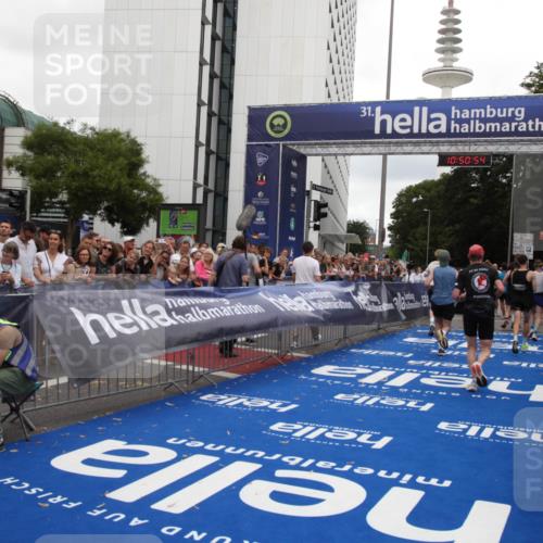 29.06.2025 - hella hamburg halbmarathon Michael Strokosch http://msf.ph/oto/8226406 29.06.2025 10:50:53 Ziel 1466, 2234, 3947, 4839, 5018, 5115, 7052, 8205, 8657, 10750, 15395, 15426, 15720, 17129, 17908, 18182, 18229, 18370 meine-sportfotos.de