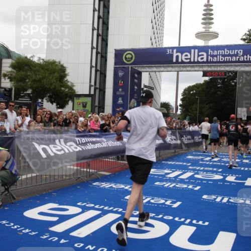 29.06.2025 - hella hamburg halbmarathon Michael Strokosch http://msf.ph/oto/8226430 29.06.2025 10:50:54 Ziel 1466, 3654, 3947, 4839, 5018, 5115, 7052, 8205, 8657, 10750, 15395, 15426, 15643, 15720, 17129, 17908, 18182, 18370 meine-sportfotos.de
