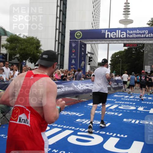 29.06.2025 - hella hamburg halbmarathon Michael Strokosch http://msf.ph/oto/8226450 29.06.2025 10:50:54 Ziel 1466, 3654, 3947, 4839, 5018, 5115, 7052, 8205, 8657, 10750, 15395, 15426, 15643, 15720, 17129, 17908, 18182, 18370 meine-sportfotos.de