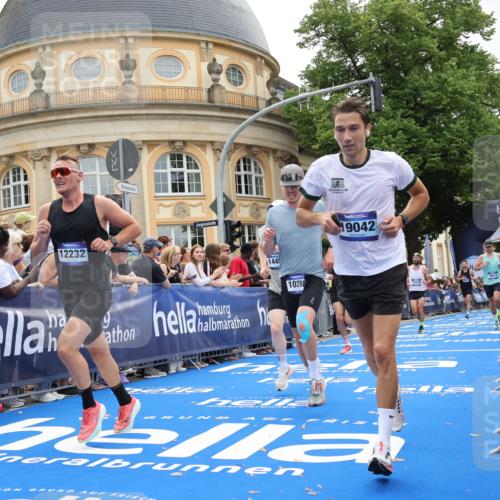 29.06.2025 - hella hamburg halbmarathon Strokosch-Dieckow http://msf.ph/oto/8226458 29.06.2025 10:31:17 Ziel 3201, 3955, 4812, 10017, 10298, 11857, 12232, 13754, 14450, 14548, 19042 meine-sportfotos.de