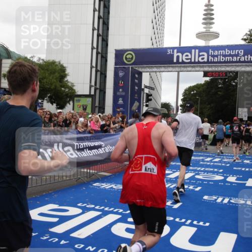 29.06.2025 - hella hamburg halbmarathon Michael Strokosch http://msf.ph/oto/8226462 29.06.2025 10:50:54 Ziel 1466, 3654, 3947, 4839, 5018, 5115, 7052, 8205, 8657, 10750, 15395, 15426, 15643, 15720, 17129, 17908, 18182, 18370 meine-sportfotos.de