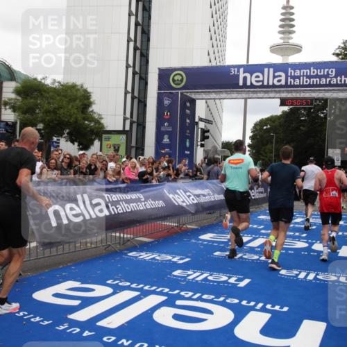 29.06.2025 - hella hamburg halbmarathon Michael Strokosch http://msf.ph/oto/8226479 29.06.2025 10:50:56 Ziel 1466, 3654, 3947, 4839, 5018, 5115, 7052, 8205, 8572, 10750, 11551, 15395, 15643, 18182 meine-sportfotos.de