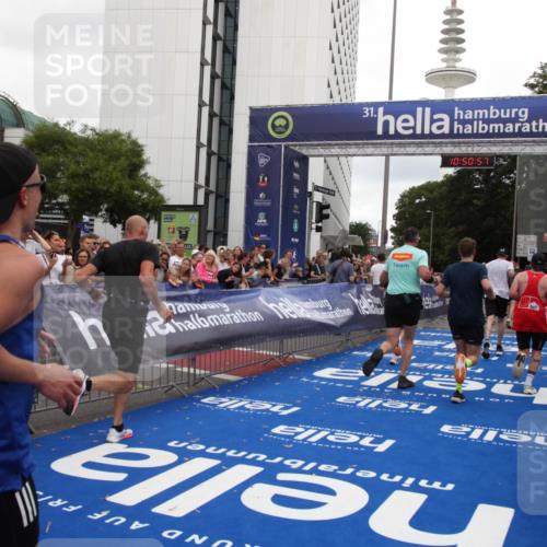 29.06.2025 - hella hamburg halbmarathon Michael Strokosch http://msf.ph/oto/8226491 29.06.2025 10:50:56 Ziel 1466, 3654, 3947, 4839, 5018, 5115, 7052, 8205, 8572, 10750, 11551, 15395, 15643, 18182 meine-sportfotos.de