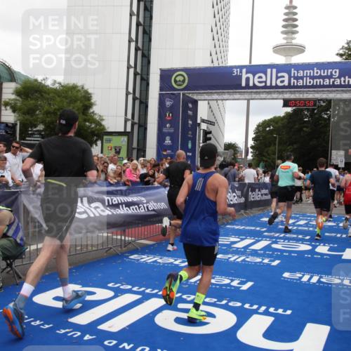 29.06.2025 - hella hamburg halbmarathon Michael Strokosch http://msf.ph/oto/8226509 29.06.2025 10:50:57 Ziel 1466, 3654, 3947, 4839, 5018, 7052, 7369, 8205, 8572, 10750, 11551, 13687, 15362, 15395, 15643, 18182 meine-sportfotos.de