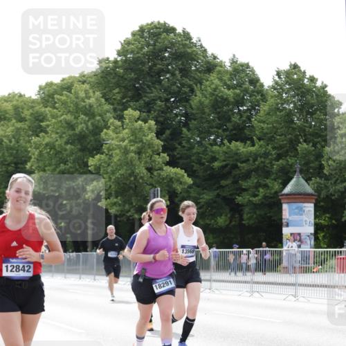 29.06.2025 - hella hamburg halbmarathon Jannik Wohlers http://msf.ph/oto/8226542 29.06.2025 10:27:42 Lombardsbrücke 1148, 5369, 5604, 5847, 6632, 7497, 8215, 9567, 9653, 9654, 11692, 11739, 12780, 12842, 13568, 13678, 14017, 14155, 15123, 15608, 18256 meine-sportfotos.de