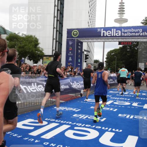 29.06.2025 - hella hamburg halbmarathon Michael Strokosch http://msf.ph/oto/8226562 29.06.2025 10:50:57 Ziel 1466, 3654, 3947, 4839, 5018, 7052, 7369, 8205, 8572, 10750, 11551, 13687, 15362, 15395, 15643, 18182 meine-sportfotos.de