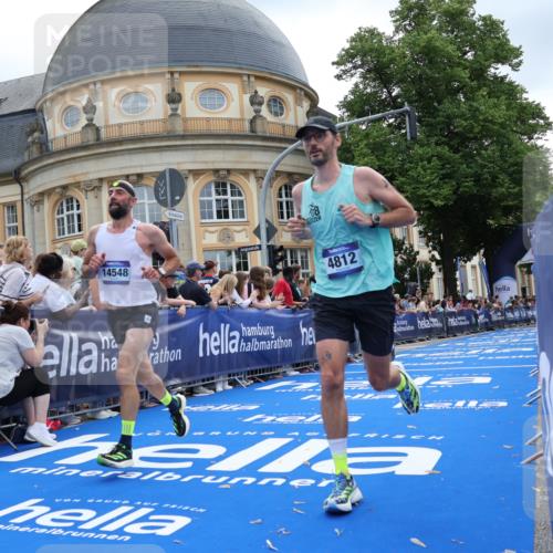 29.06.2025 - hella hamburg halbmarathon Strokosch-Dieckow http://msf.ph/oto/8226604 29.06.2025 10:31:20 Ziel 3955, 4812, 10298, 11857, 12232, 14450, 14548, 19042, 19118 meine-sportfotos.de