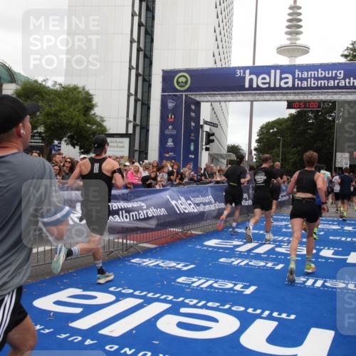 29.06.2025 - hella hamburg halbmarathon Michael Strokosch http://msf.ph/oto/8226626 29.06.2025 10:50:59 Ziel 1466, 2207, 3654, 3947, 4839, 5018, 7052, 7369, 8205, 8572, 10215, 10750, 11551, 12778, 13687, 15362, 15395, 15643, 16285, 18182 meine-sportfotos.de
